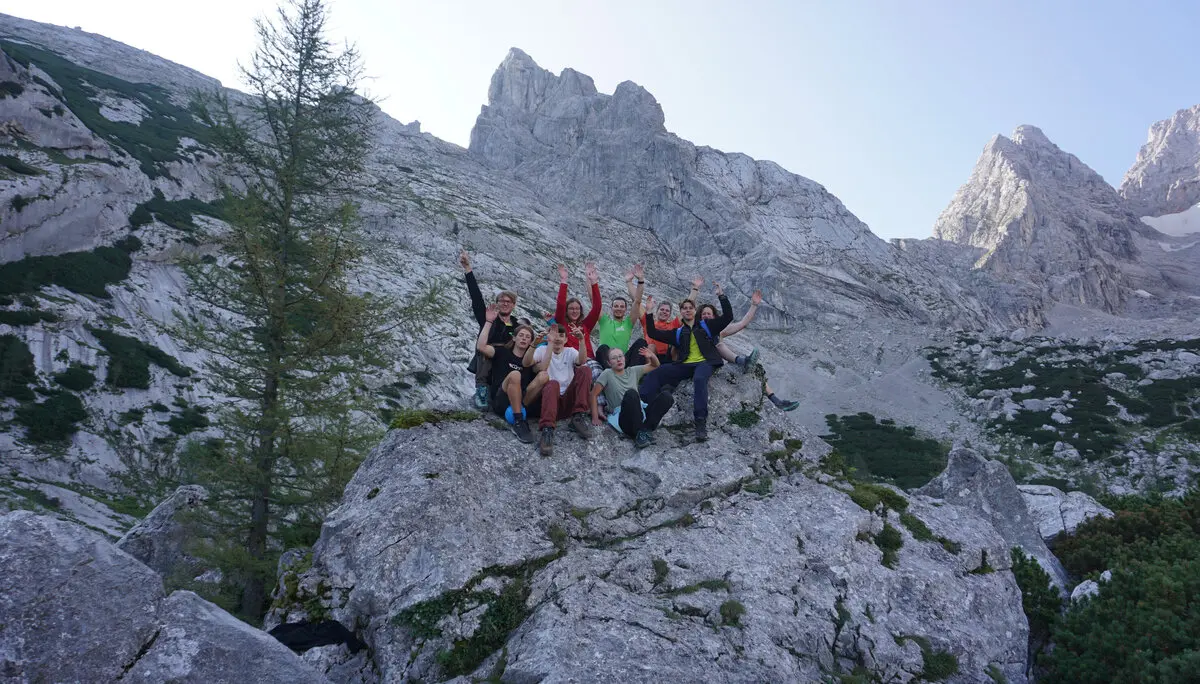 Die gessamte Gruppe Snackpacker sitzt auf einem Felsen vor der Blaueishütte | © Snackpacker