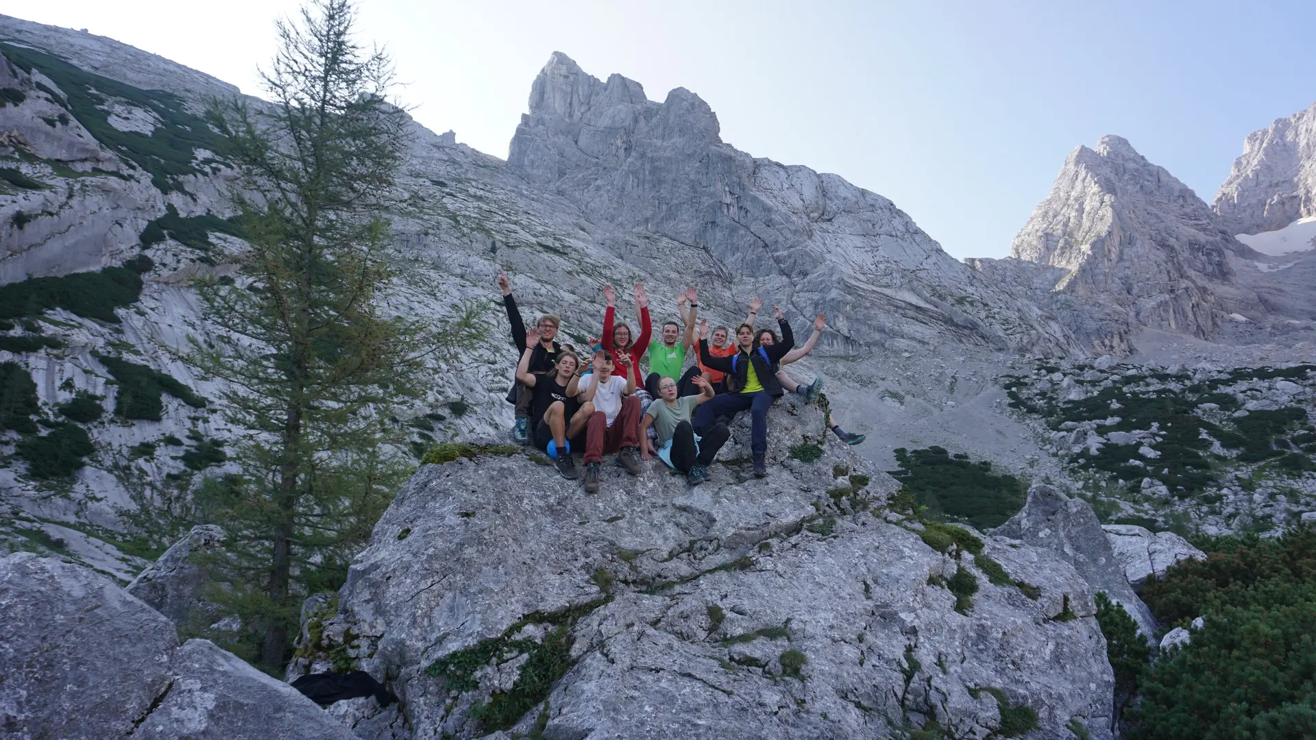 Die gessamte Gruppe Snackpacker sitzt auf einem Felsen vor der Blaueishütte | © Snackpacker