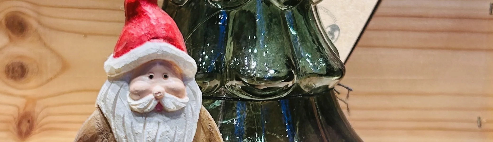 Foto Schaufenster mit Weihnachtsmann und Tanne | © c.keck