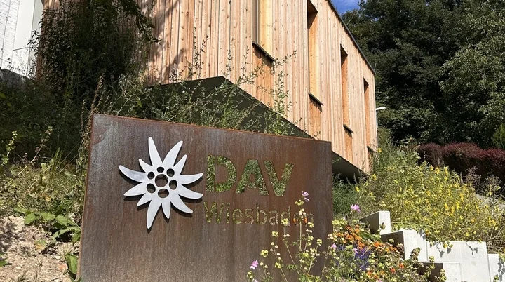 Ansicht Alpinzentrum mit Schild | © c.keck