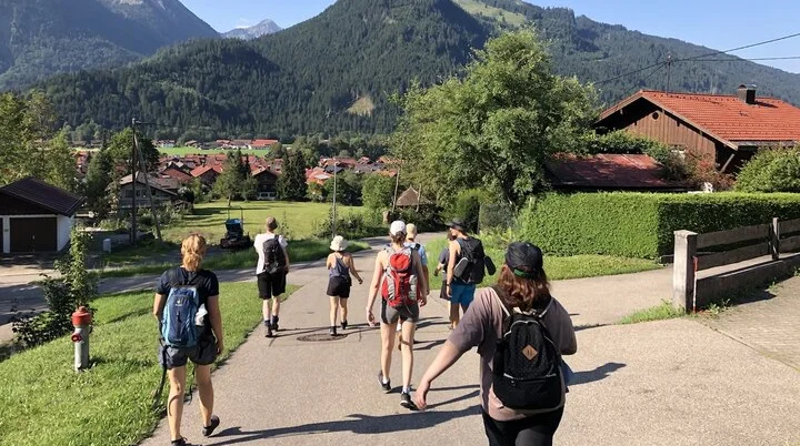 Spaziergang durch Bad Hindelang | © Senkrechtgämsen