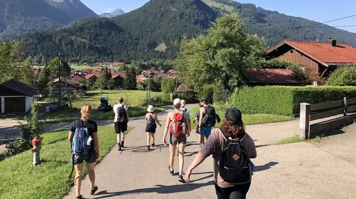 Spaziergang durch Bad Hindelang | © Senkrechtgämsen