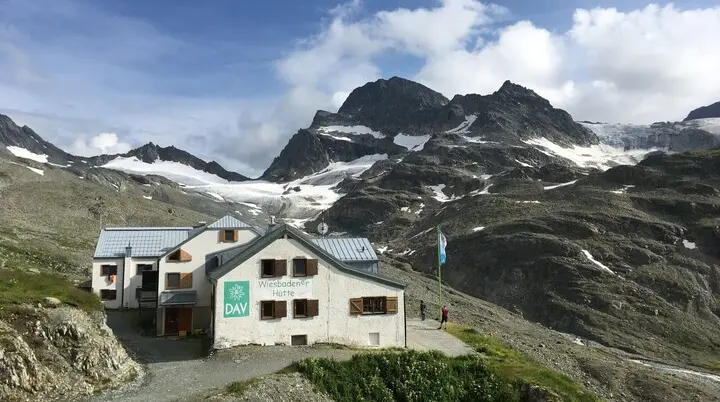 Wiesbadener Hütte im Sommer | © Uwe Goerttler