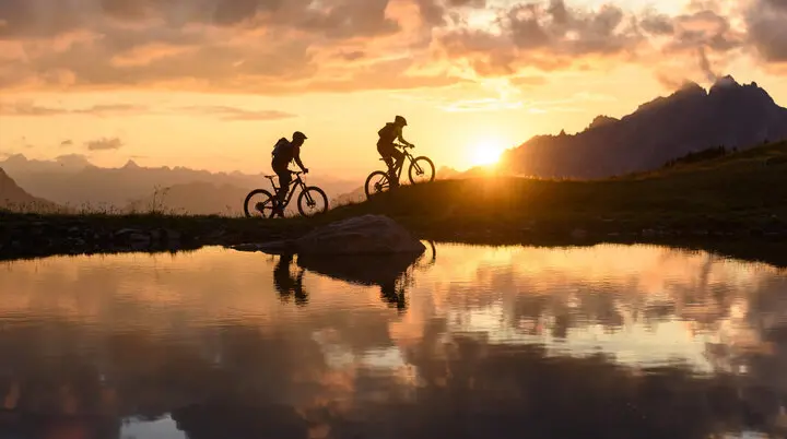 Zwei Mountainbiker im Sonnenuntergang | © DAV/Wolfgang Ehn